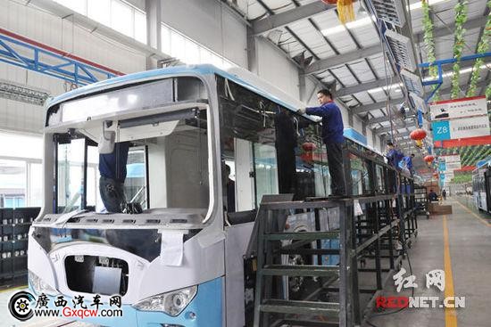 (接下650臺純電動(dòng)大巴車訂單，長沙比亞迪正在加足馬力生產(chǎn)。)