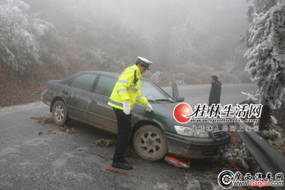 因結(jié)冰受困的車輛。