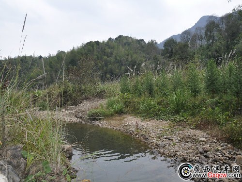 配圖4：在前往援建地途中，不少溪流阻斷道路。.jpg